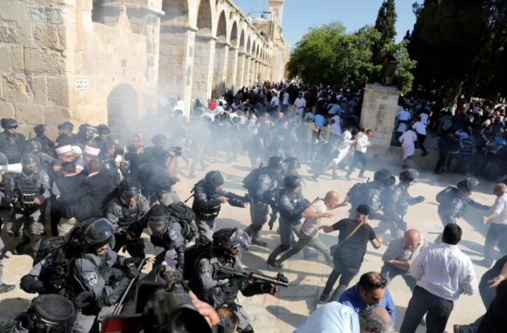 Les forces de sécurité israéliennes lancent des grenades assourdissantes sur les fidèles palestiniens sur l'esplanade des Mosquées à Jérusalem le 11 août 2019 