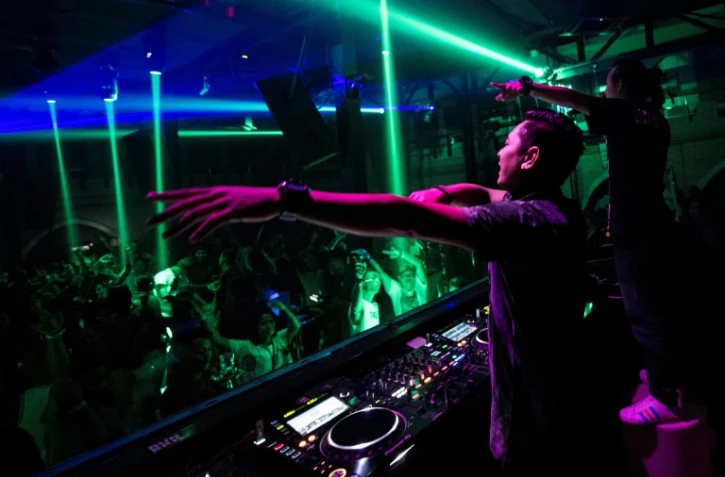 Des DJ birmans animent un concert de musique électro, le 10 décembre 2017 à Rangoun