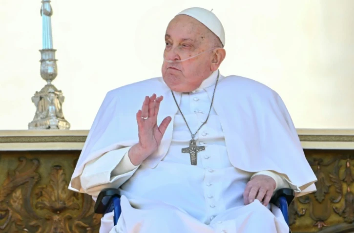 Le pape François, en fauteuil roulant, dirige la prière de l'Angélus, place Saint-Pierre au Vatican, le 6 avril 2025