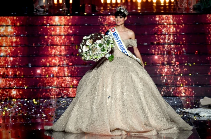 Miss France 2024, Miss Nord-Pas-de-Calais, Eve Gilles, sur scène après son élection à Dijon le 16 décembre 2023