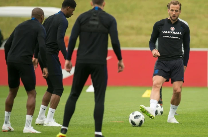 L'attaquant de l'équipe d'Angleterre Harry Kane (d) lors d'une séance d'entraînement à Burton upon Trent, le 28 mai 2018 