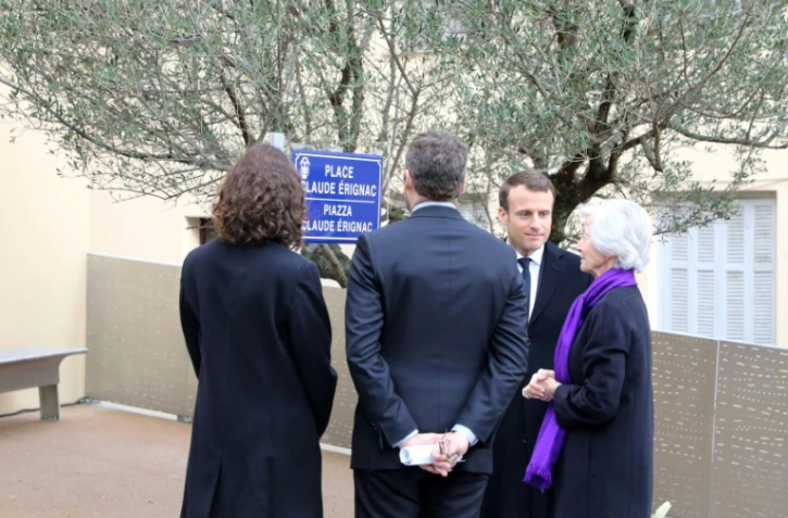 Emmanuel Macron parle avec la veuve de Claude Erignac, Dominique Erignac (à droite), lors de l'hommage au préfet assassiné le 6 février 2018 à Ajaccio