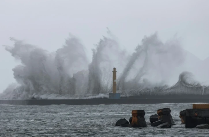 Fortes vagues à Yilan alors que le typhon Haikui touche terre dans l'est de Taiwan, le 3 septembre 2023