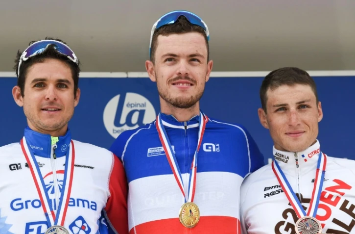 Rémi Cavagna, sacré champion de France sur route devant Rudy Molard (g, 2e) et Damien Touze, le 20 juin 2021 sur le podium à Epinal