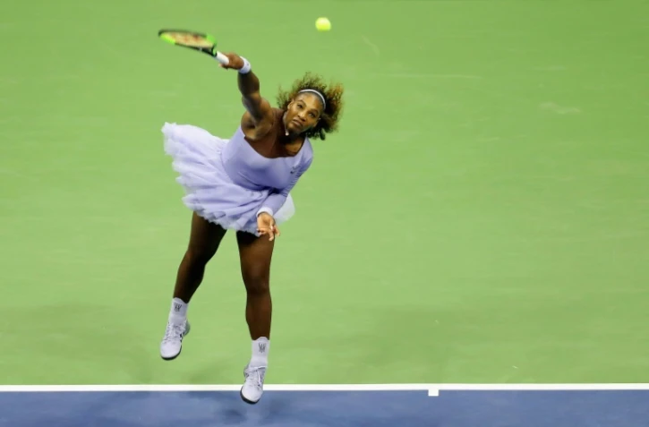 L'Américaine Serena Williams au service face à l'Allemande Carina Witthoeft au 2e tour de l'US Open, le 29 aôut 2018 à New York 