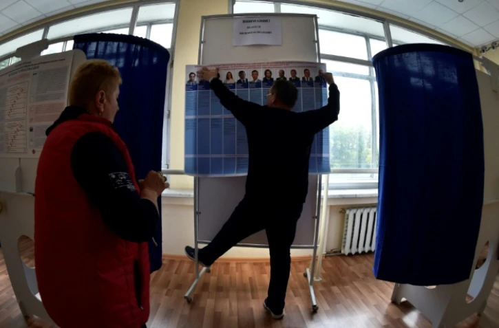 Des membres d'une commission électorale locale mettent en place leur bureau de vote, le 18 septembre 2016, à Moscou.