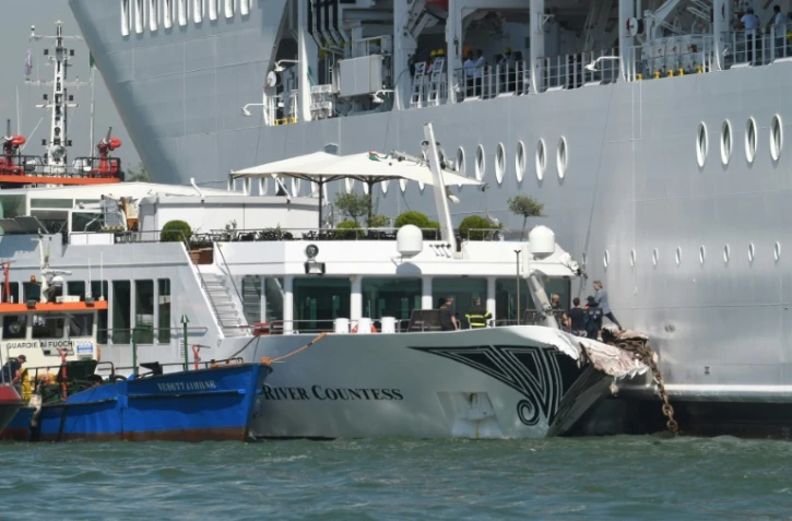 Des secours à bord du bateau touristique River Countess, heurté par le paquebot de croisière MSC Opera, le 2 juin 2019 à Venise
