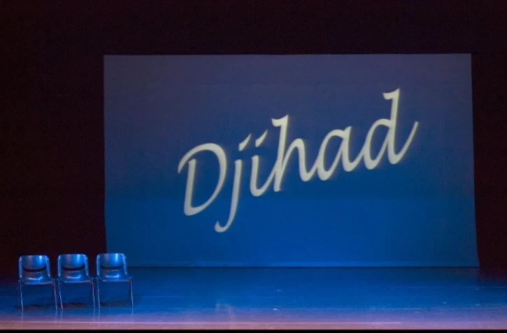 La scène du théâtre à Trappes avant la représentation de la pièce "Djihad", le 15 avril 2016