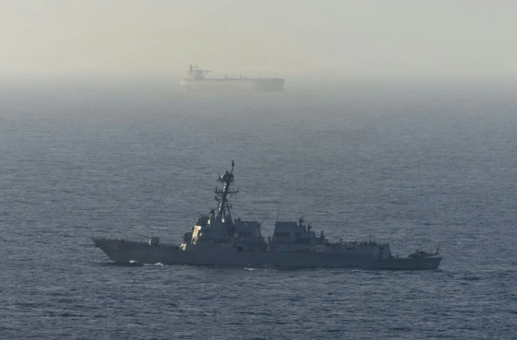 Photo diffusée le 21 avril 2026 par le service des relations publiques du Commandement central des Etats-Unis montrant le destroyer lance-missiles USS Michael Murphy en patrouille dans la mer d'Oman lors d'un blocus maritime, le 15 avril 2026