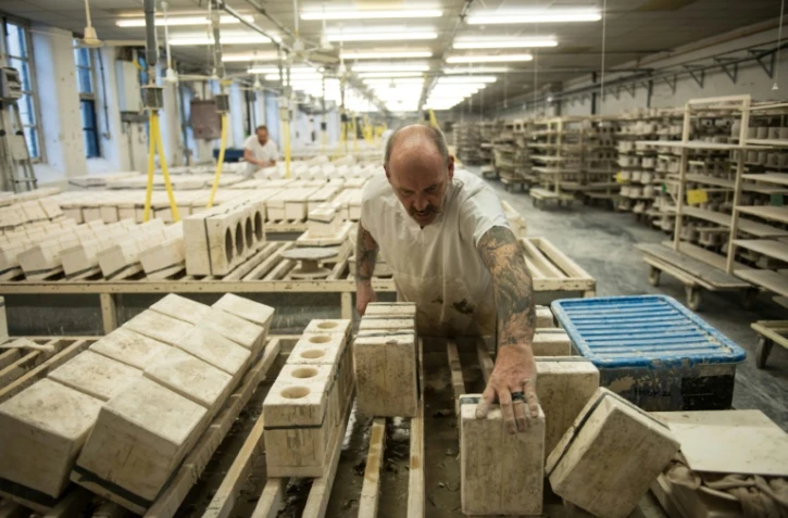 Un artisan fabrique de la vaisselle dans une fabrique de la marque Emma Bridgewater à Stoke-On-Trent en Angleterre, le 14 février 2017