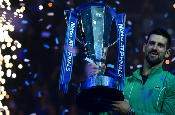 Le Serbe Novak Djokovic pose avec le trophée du Masters ATP après sa victoire en finale contre l'Italien Jannik Sinner, à Turin le 19 novembre 2023.