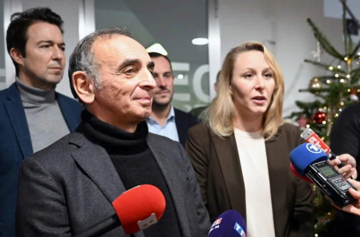 Le leader de Reconquête! Eric Zemmour (G) et sa tête de liste aux Européennes Marion Maréchal (D) lors de l'inauguration du siège du parti à Paris, le 11 décembre 2023