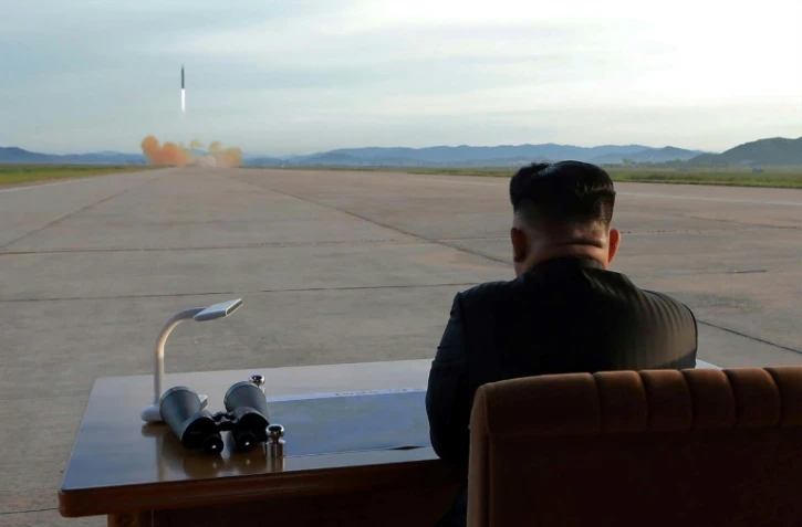Photo non datée fournie par KCNA via KNS le 16 septembre 2017 montrant le leader nord-coréen  Kim Jong-Un assitant au décollage d'un missile dasn un endroit non communiqué