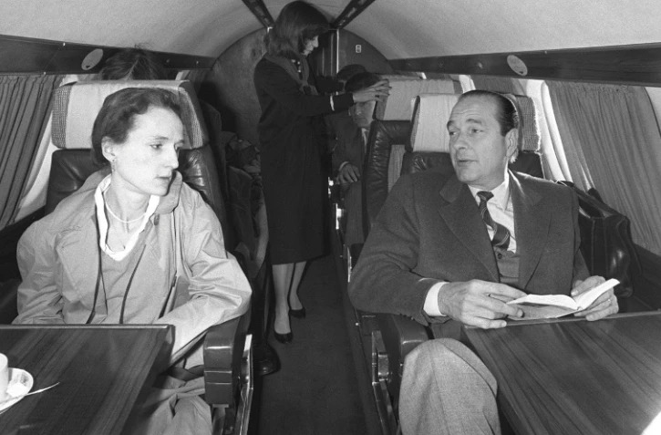 L'ex-président français Jacques Chirac (d) avec sa fille Laurence, le 26 avril 1981 à bord d'un avion à destination de Sarran en Corrèze