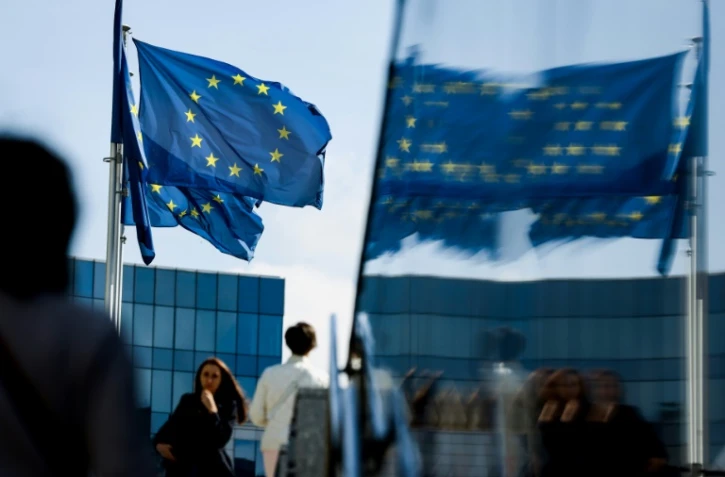 Piétons devant le siège de la Communauté européenne à Bruxelles le 23 septembre 2021
