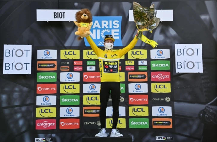 Le Slovène Primoz Roglic sur la 1re marche du podium de la 6e étape de Paris-Nice, entre Brignoles et Biot, le 12 mars 2021