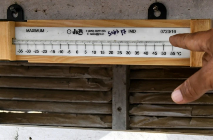 Un fonctionnaire indien montre du doigt la température (50 degrés Celcius) atteinte à Churu, dans le Rajasthan (nord-ouest de l'Inde), le 3 juin 2019