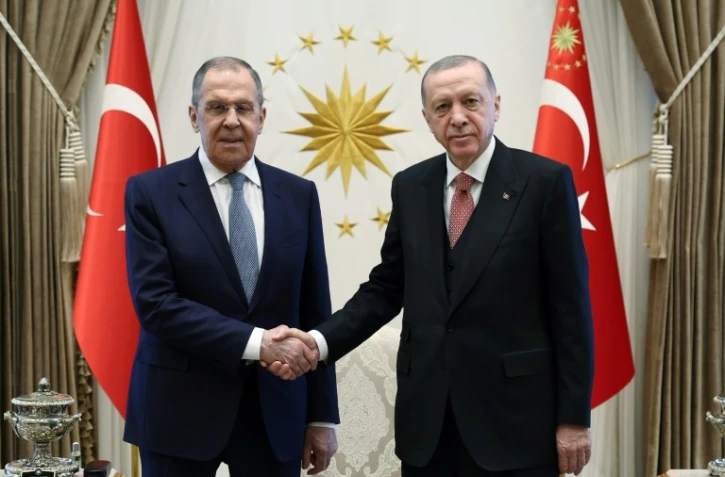 Le président turc Recep Tayyip Erdogan (D) et le ministre russe des Affaires étrangères Sergueï Lavrov (G) au palais présidentiel dans la capitale Ankara, le 7 avril 2023
