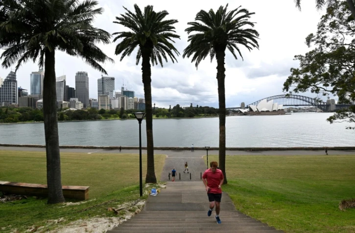 Des habitants de Sydney, ville la plus importante d'Australie, font du jogging le 13 septembre 2021 le long de la baie