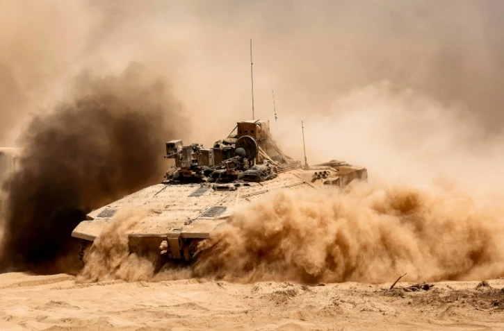 Un véhicule de combat israélien circule le long de la frontière entre la bande de Gaza et le sud d'Israël, le 29 juillet 2025
