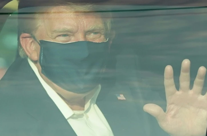 Le président Trump passe en voiture devant ses supporters devant l'hôpital militaire Walter Reed à Bethesda, Maryland, le 4 octobre 2020