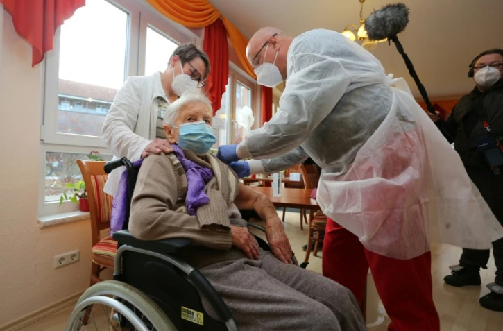 Edith Kwoizalla, 101 ans, reçoit la première dose de vaccin contre le coronavirus à Halberstadt, dans le nord de l'Allemagne le 26 décembre 2020.