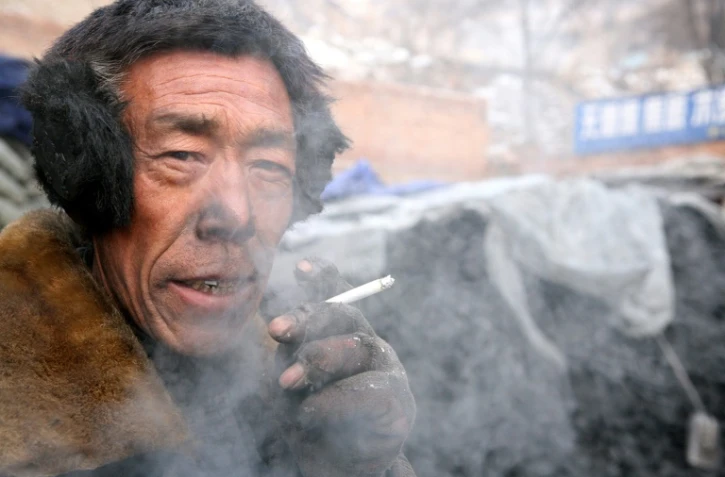 Un mineur fume une cigarette à Xi'an dans la province du Shaanxi, en Chine septentrionale, le 4 janvier 2007 