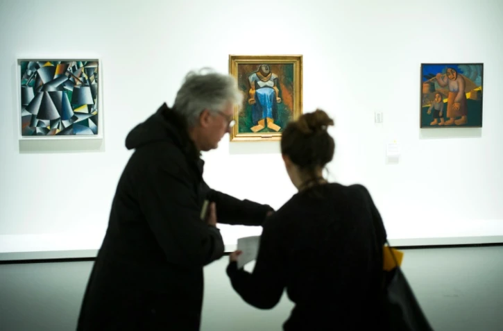 Des visiteurs de l'exposition de la collection de Serguei Chtchoukine est à la Fondation Vuitton à Paris, le 12 octobre 2016