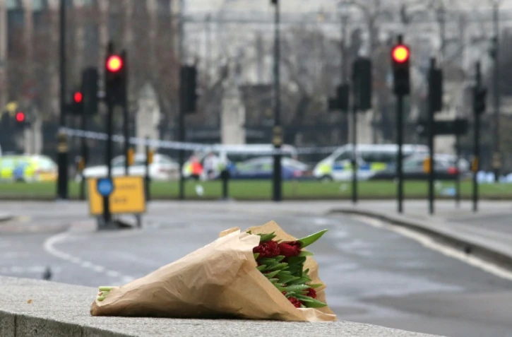 Un bouquer devant Westminster en hommage aux victimes de l'attentat meurtrier, le 23 mars 2017 à Londres