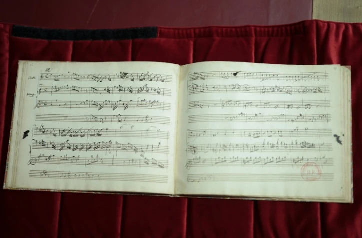 Un cahier de composition de Wolfgang Amadeus Mozart, manuscrit autographe comprenant sept pièces pour harpe et flûte, à la Bibliothèque nationale de France (BnF), à Paris le 15 juin 2026