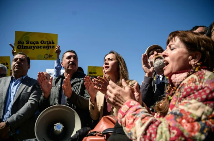 Des sympathisants de quatre universitaires turcs jugés pour "propagande terroriste" manifestent devant le tribunal d'Istanbul, le 22 avril 2016