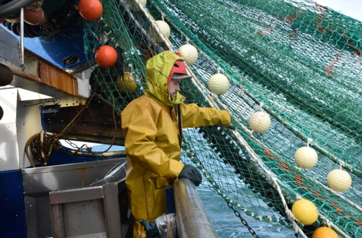Un pêcheur travaille dans la Manche sur le bateau français "Le Marmouset III", le 28 septembre 2020