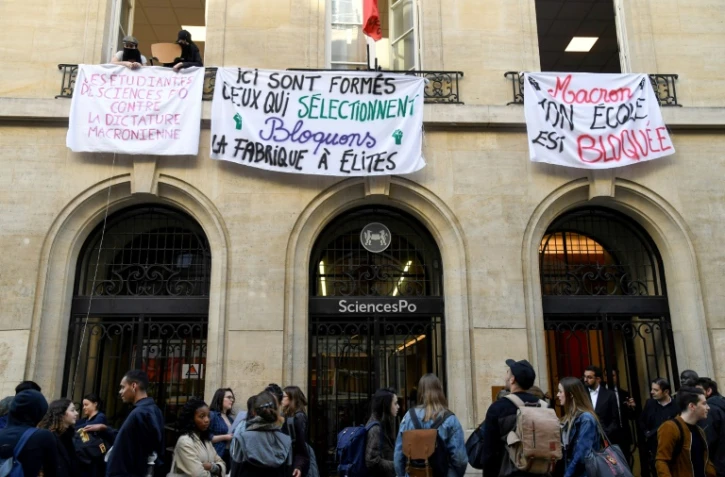 Des étudiants bloquent l'entrée de Sciences Po Paris le 18 avril à Paris en solidarité avec le mouvement de protestation dans les facultés