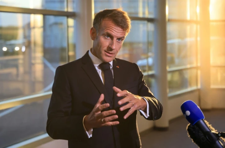 Le président français Emmanuel Macron s'exprime devant la presse à son arrivée à Saint-Pierre, dans l'archipel de Saint-Pierre-et-Miquelon, le 19 septembre 2026