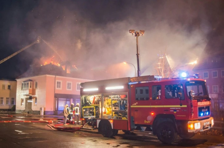 Les pompiers allemands tentent d'éteindre l'incendie qui a ravagé le 21 février 2016 un foyer pour migrants à Bautzen, près de Dresde, dans l'ancienne RDA