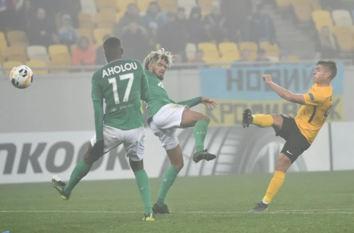 L'attaquant d'Olexandriya Maxim Zaderaka (d) égalise dans le temps additionnel devant les Stéphanois Mahdi Camara (c) et Jean-Eudes Aholou, en Ligue Europa, le 7 novembre 2019 à Lviv (Ukraine)