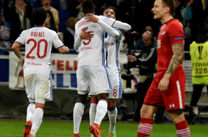 Le défenseur Mouctar Diakhaby fête son but avec Corentin Tolisso, dans le large succès de Lyon face à Az Alkmaar au Parc OL, le 23 février 2017