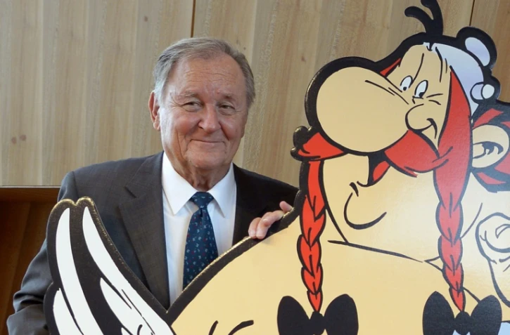 Le dessinateur et scénariste de bande dessinée Albert Uderzo pose à côté d'une pancarte d'Asterix et Obelix durant une conférence de presse, le 12 octobre 2015 à Paris