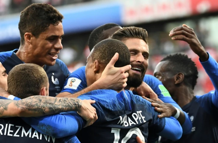L'attaquant des Bleus Kylian Mbappé félicité par ses coéquipiers après son but contre le Pérou au Mondial, le 21 juin 2018 à Ekaterinbourg