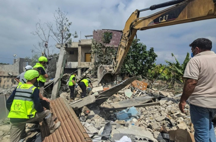 Des secouristes fouillent les décombres laissés par une meurtrière frappe israélienne la veille à Burj al-Shamali, près de Tyr, le 27 mai 2026