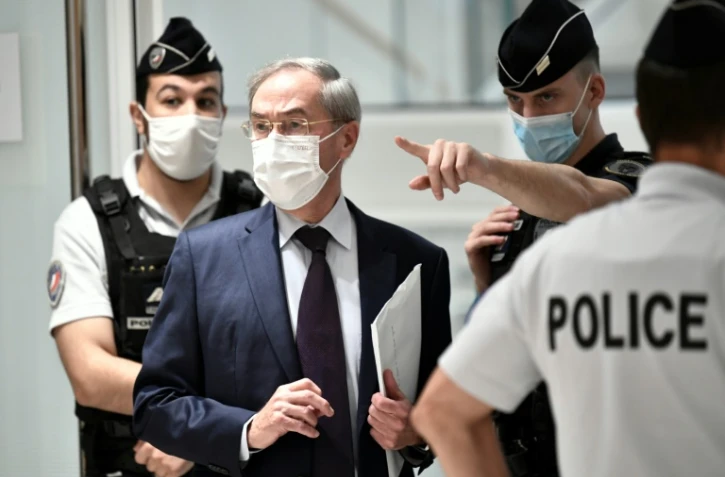L'ancien ministre de l'Intérieur Claude Guéant arrive au tribunal, le 18 octobre 2021