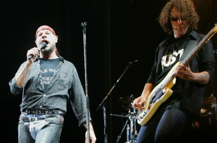 Bernie Bonvoisin (g) et Norbert Krief, dit "Nono", sur scène, le 8 juillet 2006 à Bobital en Bretagne