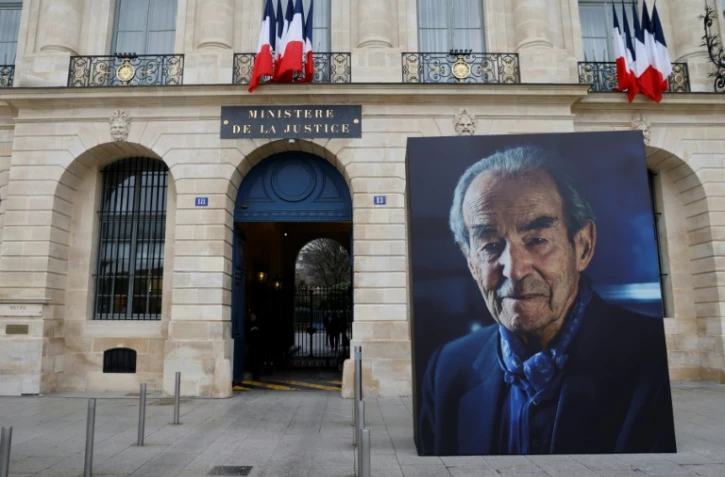 Un portrait de Robert Badinter devant le ministère de la Justice, sur la place Vendôme, à Paris, le 14 février 2024