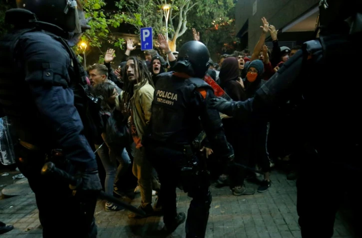 Des manifestants font face aux Mossos D'Esquadra, la police catalane, à Barcelone le 15 octobre 2019