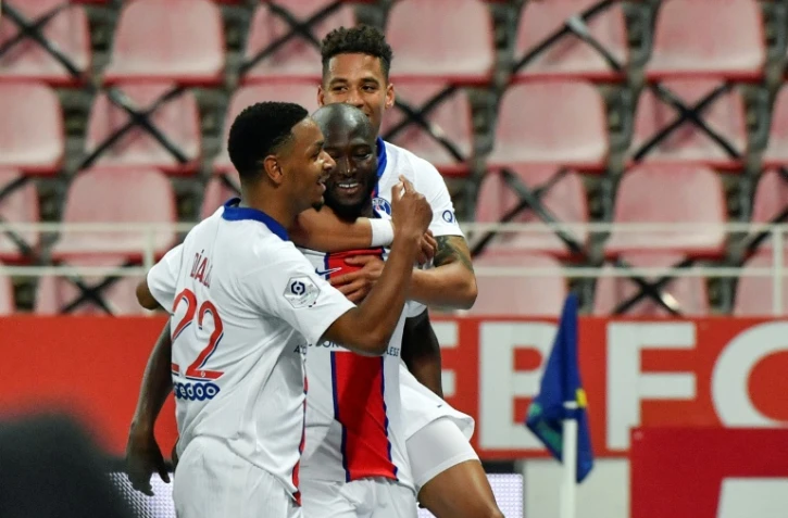 Le milieu portugais du Paris-SG, Danilo Pereira (c), fête son but avec ses coéquipiers lors du match de Ligue 1 à Dijon, le 27 février 2021