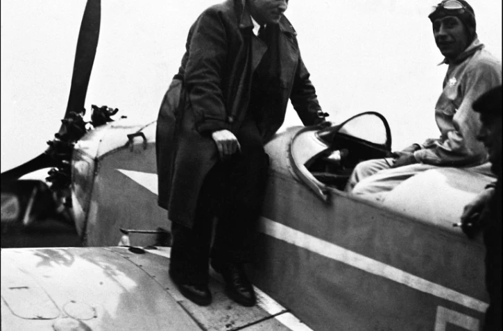 Photo non datée de l'aviateur Jean Mermoz (au centre)