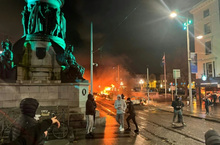 Une voiture et un bus incendiés par des émeutiers dans le centre de Dublin le 23 novembre 2023
