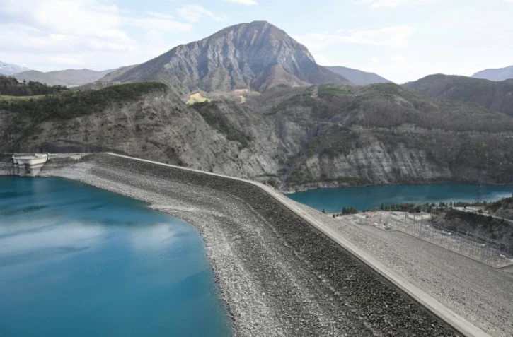 Le barrage hydroélectrique EDF du lac de Serre-Ponçon à Rousset, dans les Alpes françaises, le 29 mars 2023