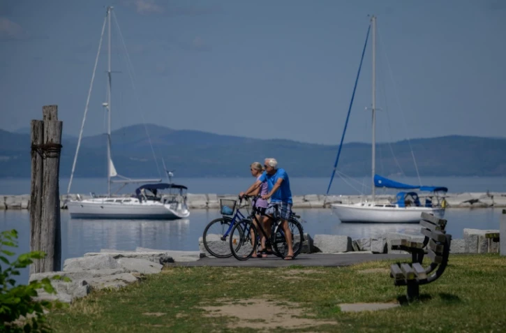 Des cyclistes devant le lac Champlain à Burlington (Vermont), le 29 juin 2021