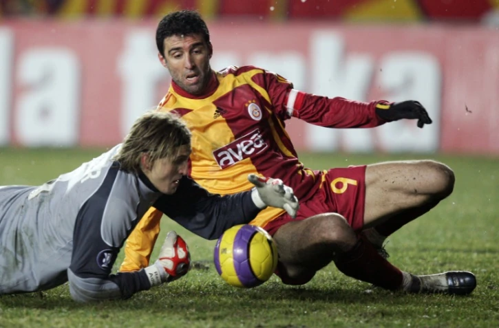 Hakan Sukur aux prises avec le gardien de but allemand Adler Rene le 13 février 2018 à  Istanbul